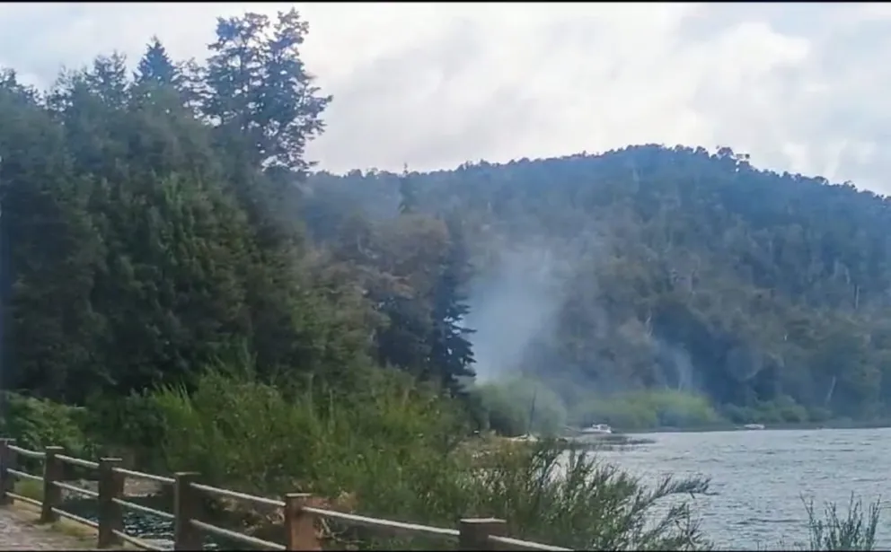 Infraccionaron a un turista que hacía fuego en la costa del Lago Correntoso