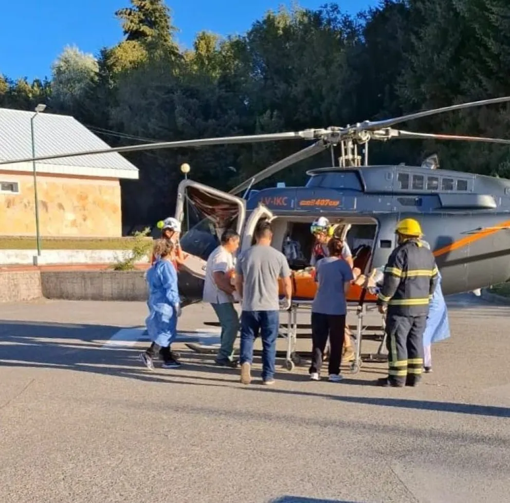 Rescatan a un hombre que cayó mientras practicaba parapente en el Cerro Bayo y debió ser evacuado en helicóptero