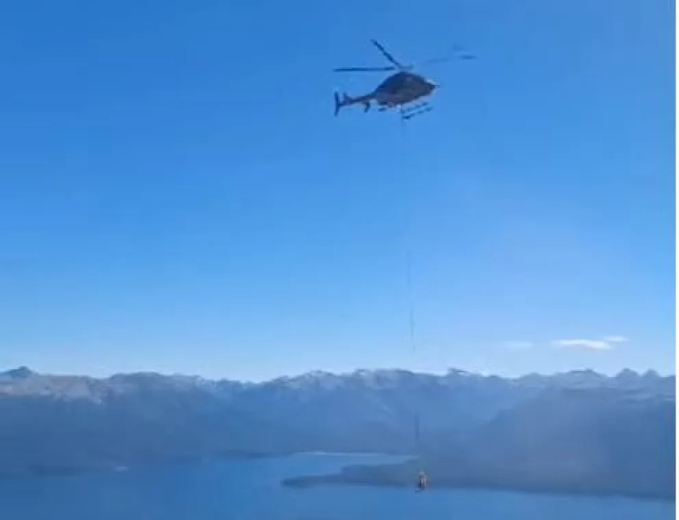 Con un helicóptero trabajaron en el rescate del parapentista (video)    
