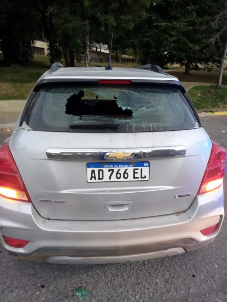 Detuvieron a un sujeto sospechoso de haber roto el cristal de un auto y robado elementos del interior