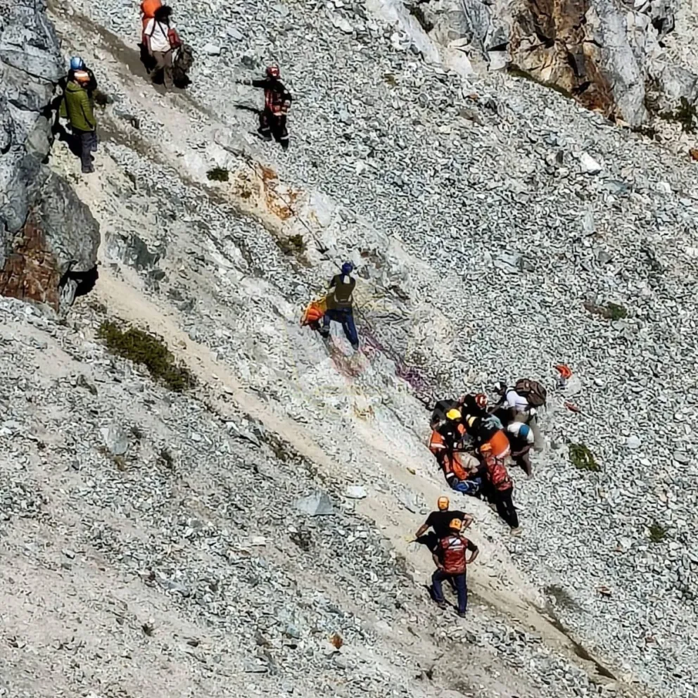 El parapentista impactó contra una ladera en cerro Bayo, sufrió fracturas en brazos y cadera