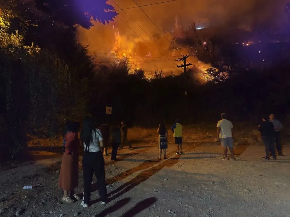 Un incendio que se originó anoche en Bariloche, afectó dos viviendas