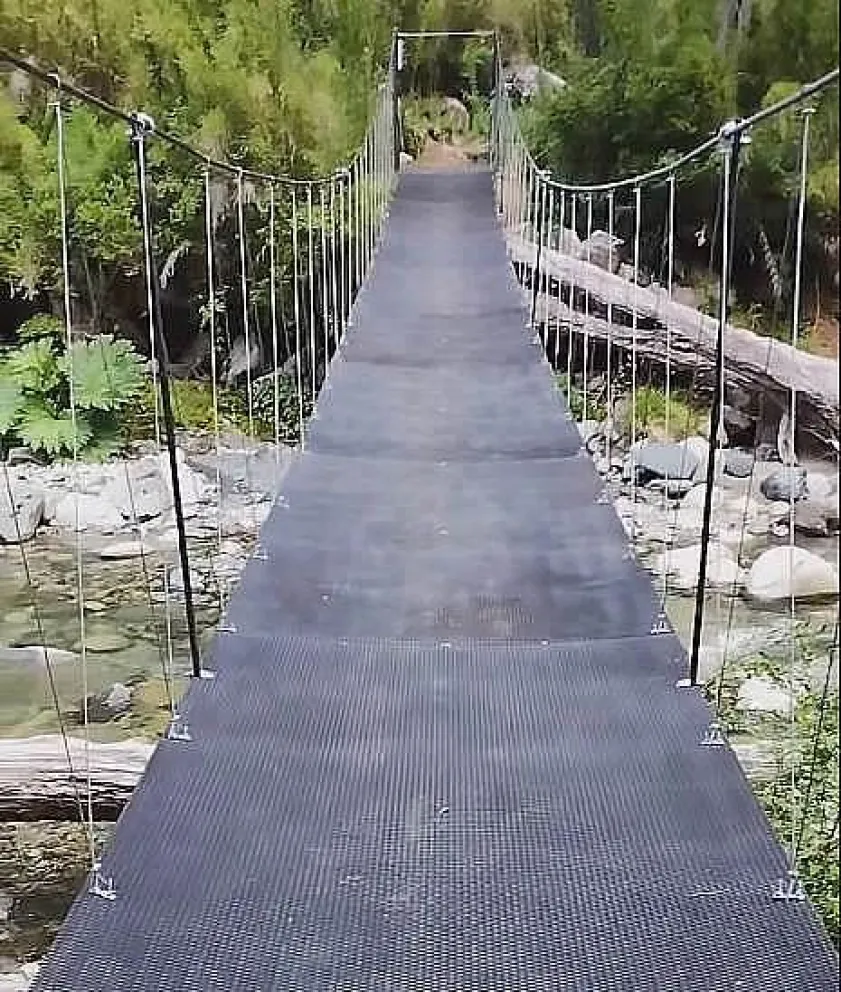 Se inauguró el primer puente peatonal de acero sobre el río Bonito