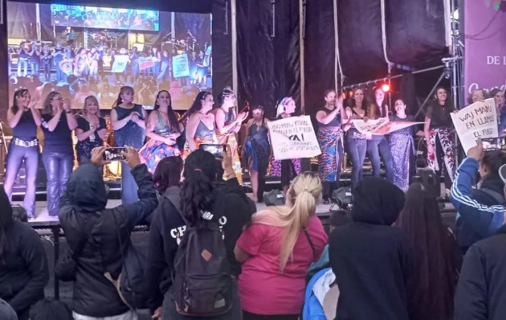 Por medio de una intervención artística, Mapuches se manifestaron  en el escenario principal de la Fiesta de los Jardines