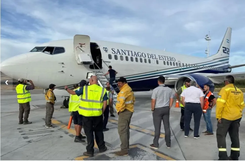 Llegó a Neuquén un Boeing 737 para reforzar el combate del fuego: puede arrojar hasta 15 mil litros de agua