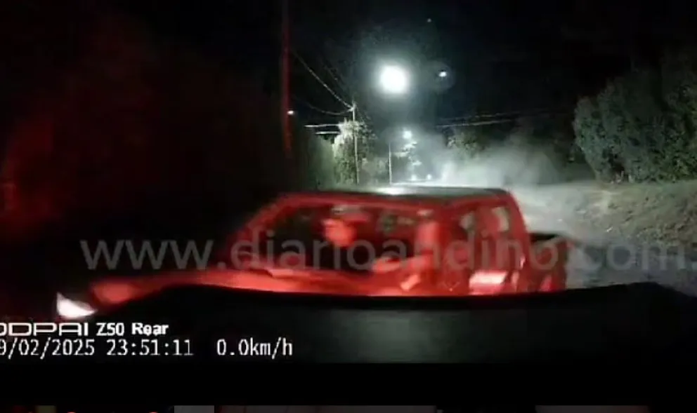 Venía a alta velocidad, chocó una camioneta estacionada, se fugó y quedó filmado