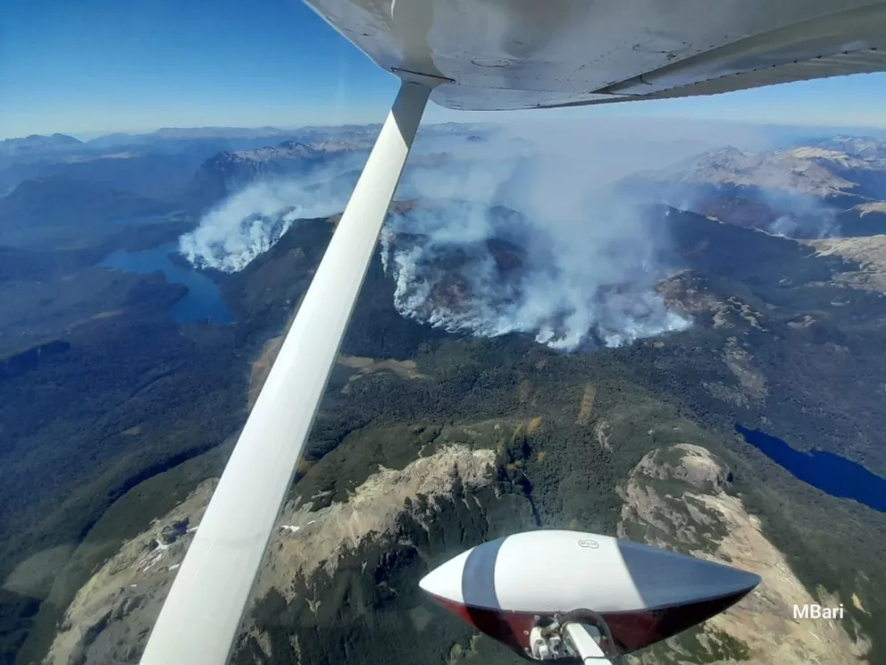 Continúa activo el incendio en Los Manzanos y El Manso y se acerca a la frontera con Chile 