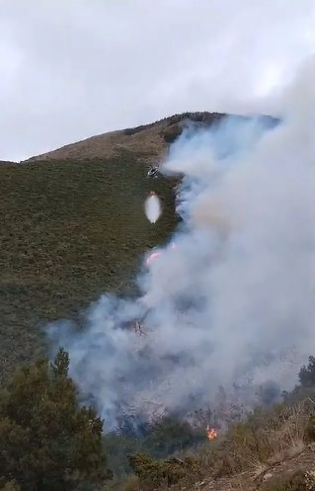 Continúa el combate contra el incendio forestal en el Cerro Meta