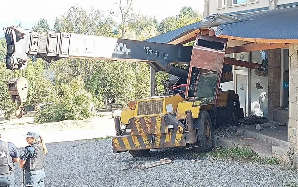 Último momento: una máquina vial chocó contra una galería y provocó graves daños en el edificio 