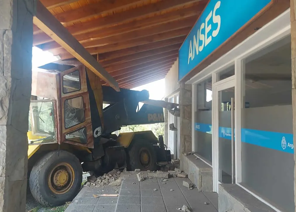 El conductor de la grúa que chocó contra la galería, no tenía carnet