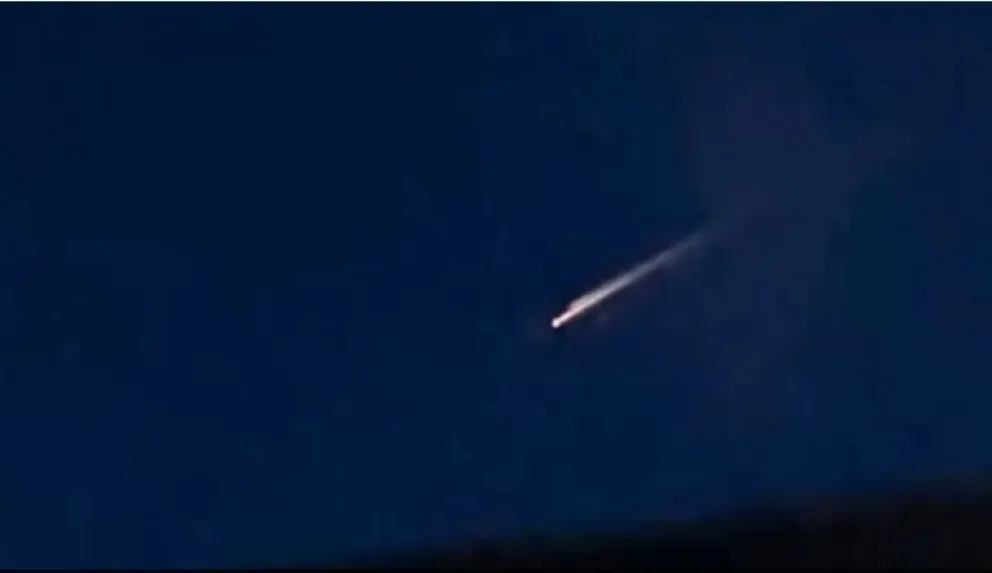 La aparición de una misteriosa luz en el cielo generó múltiples hipótesis