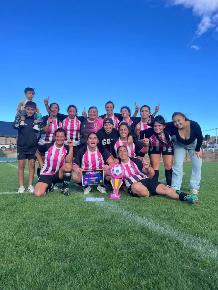 Goleada y grito de campeón para las chicas de La Peña FC en Bariloche