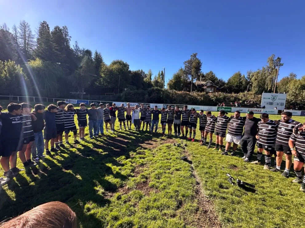 El plantel superior de rugby de Coihues consiguió una importante e histórica victoria ante Pehuenes 