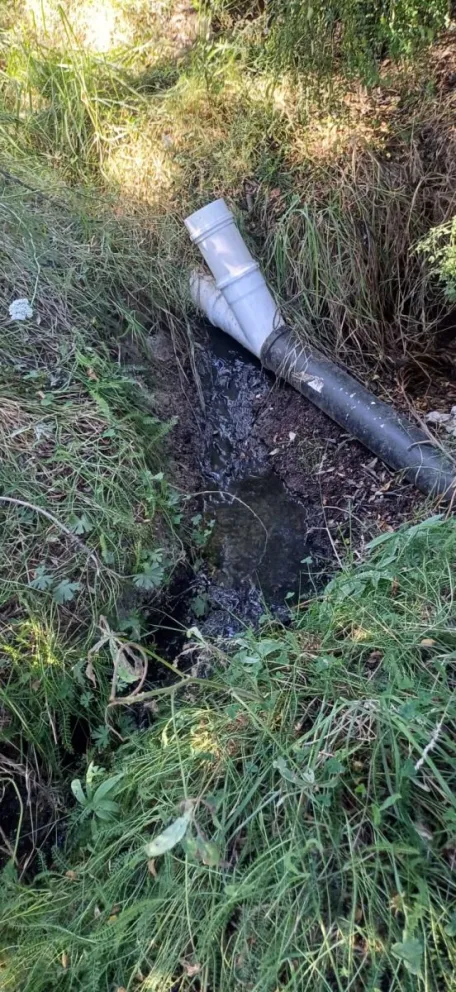 Denuncian que desviaron líquidos cloacales a una zanja en lugar de reparar un caño