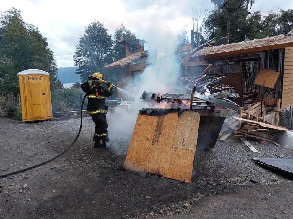 Un contenedor en llamas en el barrio Calfucom debió ser apagado por los  Bomberos Voluntarios
