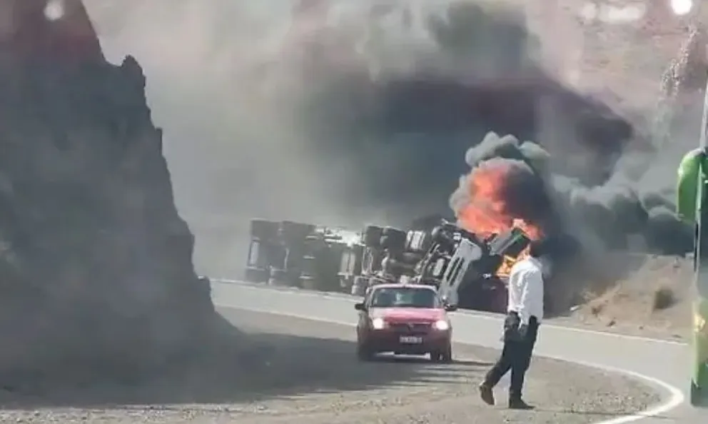 Villa Llanquín: un auto chocó a un camión que transportaba gas y provocó un fuerte explosión