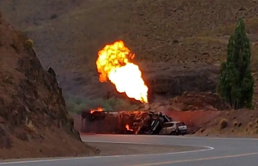 El corte en la Ruta 237 se mantendrá hasta que la empresa propietaria del camión, finalice los trabajos