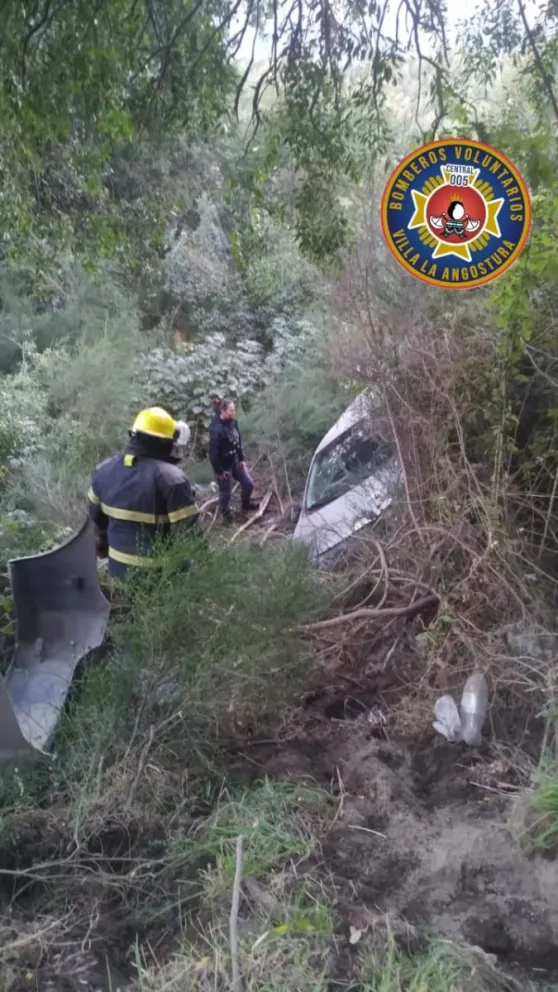 Un auto volcó en la calle Amancay debieron trasladar al conductor al hospital