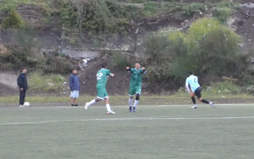 A puro gol Paso a Paso y Siempre Verde se mantienen líderes