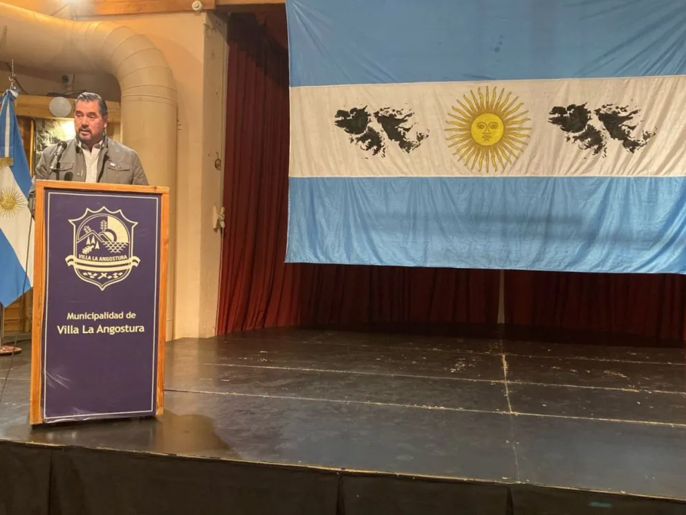 Acto oficial: colgaron una bandera argentina con las Islas Malvinas al revés