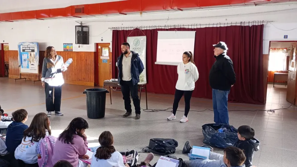 Se realizó con éxito el Taller de reciclaje en la Escuela 104