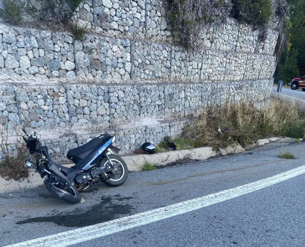 Un joven motociclista resultó herido cuando chocó con una camioneta 