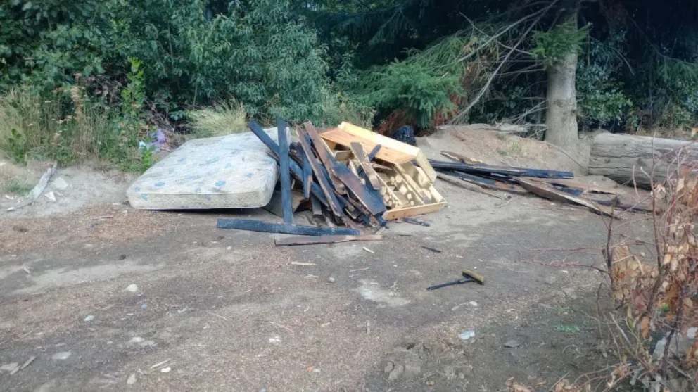 Malestar por vecinos que arrojan basura en el ingreso de la planta de transferencia los domingos
