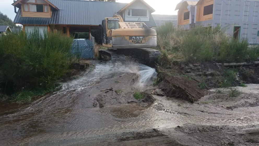 Una retroexcavadora rompió un caño maestro y el municipio aseguró que no faltará agua