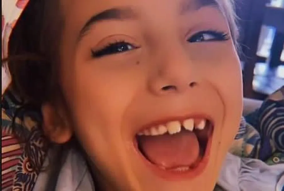 Una madre lanza campaña solidaria para que su hija pueda caminar y hablar (Video)