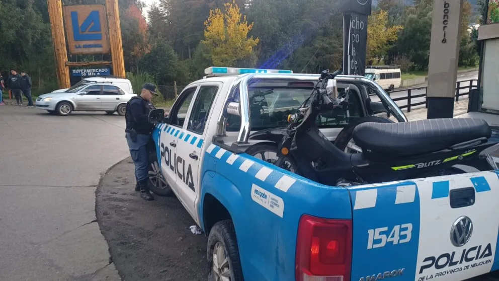 Choque entre moto y camioneta en Av. 7 Lagos: daños materiales y sin heridos