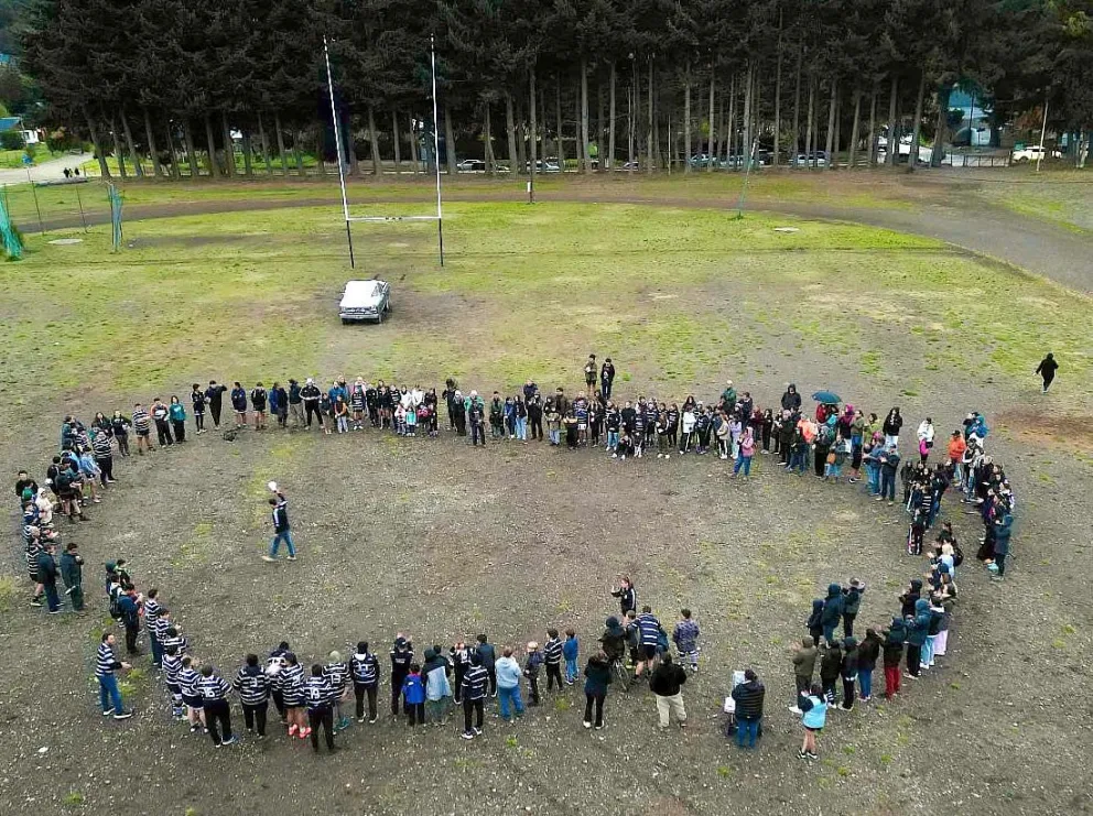 “Esto no es solo deporte”: Coihues realizó un abrazo para pedir por la cancha de rugby en el CEF N° 7