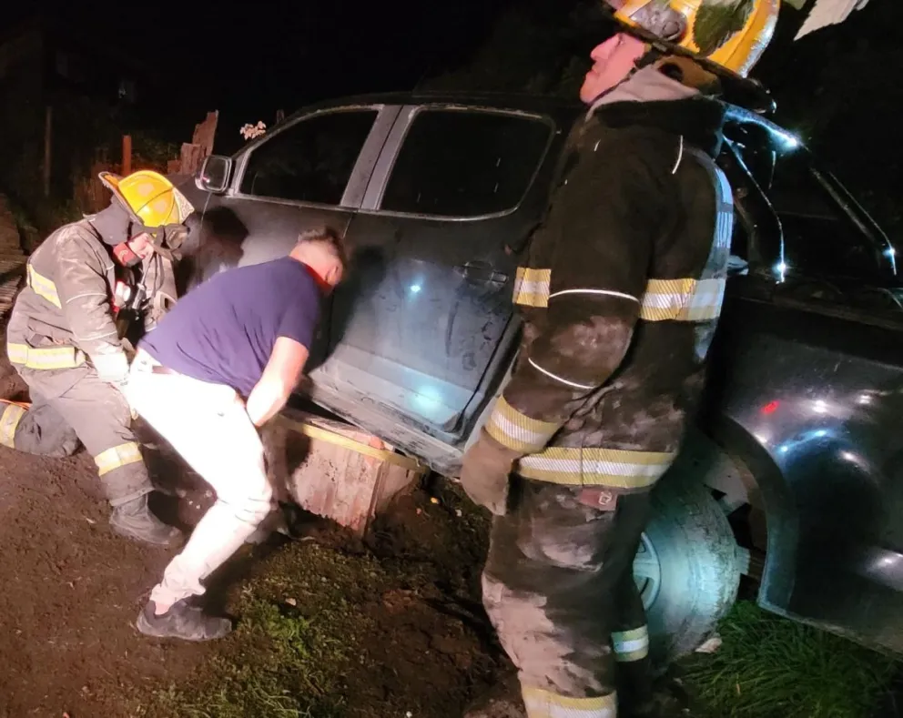 Un auto embistió un nicho de gas y electricidad y generó una fuga 