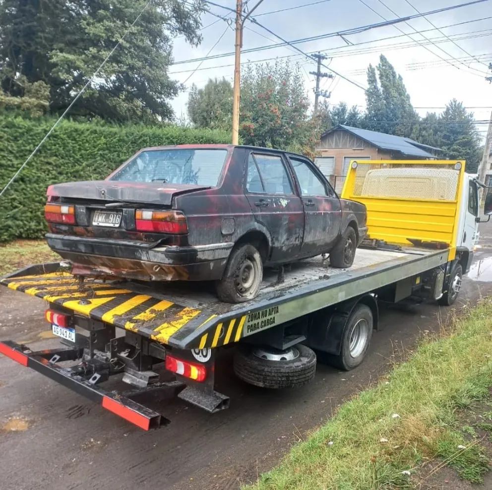 Retiran vehículos abandonados de la vía pública para garantizar la seguridad vial