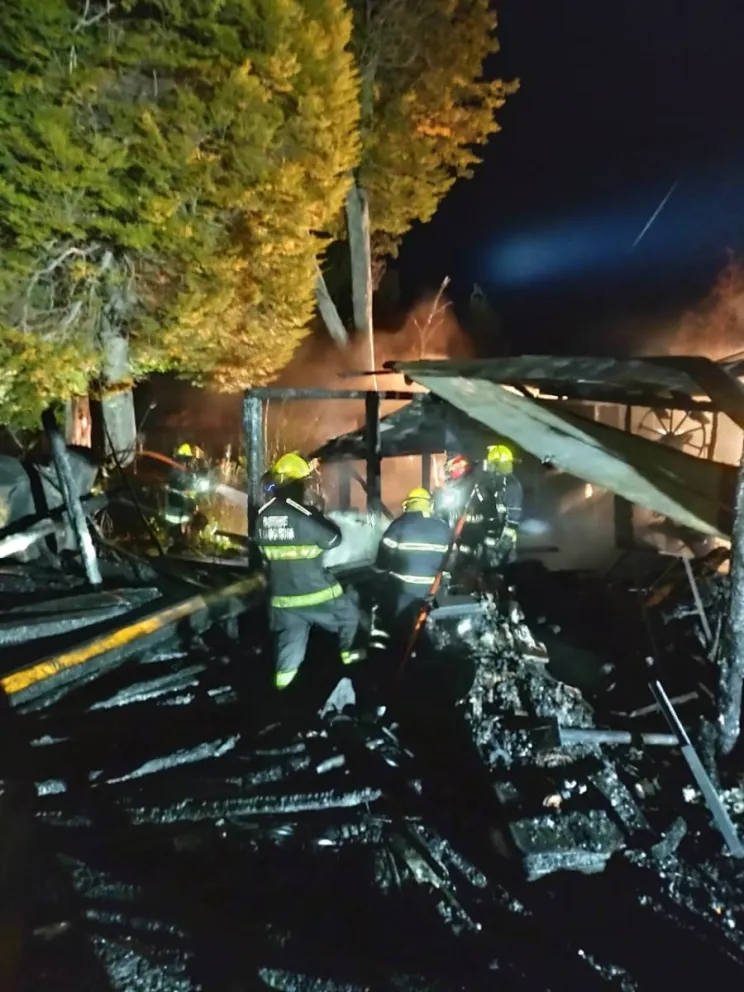 Un incendio consumió por completo un aserradero en las inmediaciones del río Bonito