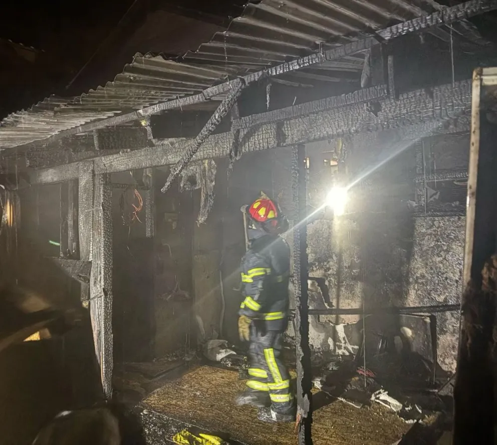 Un incendio estructural destruyó una vivienda 