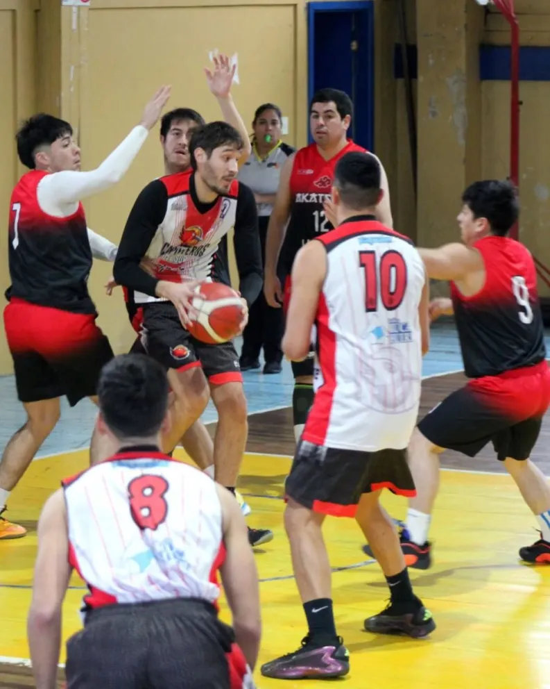 Con un triple en los últimos cinco segundo Carpinteros del Sur avanzó a la final de los Play In