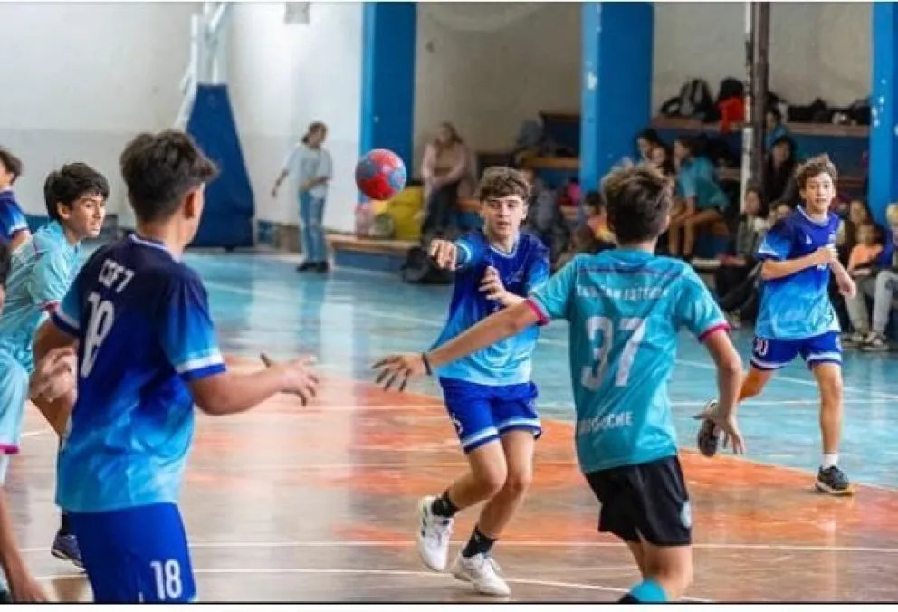 La liga del interior neuquino de handball abre su competencia en el Barbagelata 