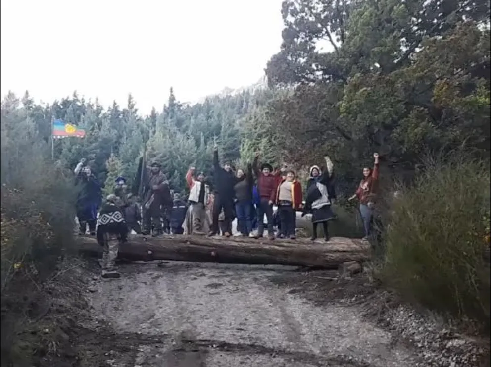 Mapuches bloquean accesos a los territorios donde se ordenaron desalojos a partir de hoy 