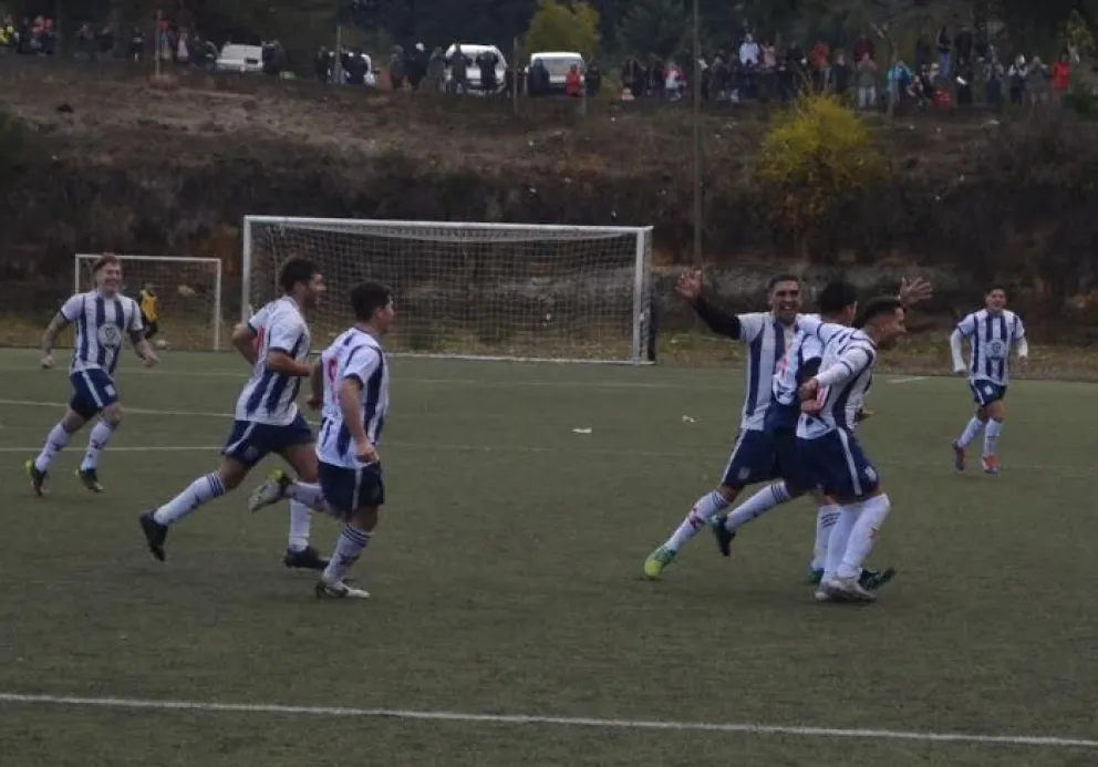 Deportivo Angostura se adueña del clásico local, esta vez por la Copa Bariloche