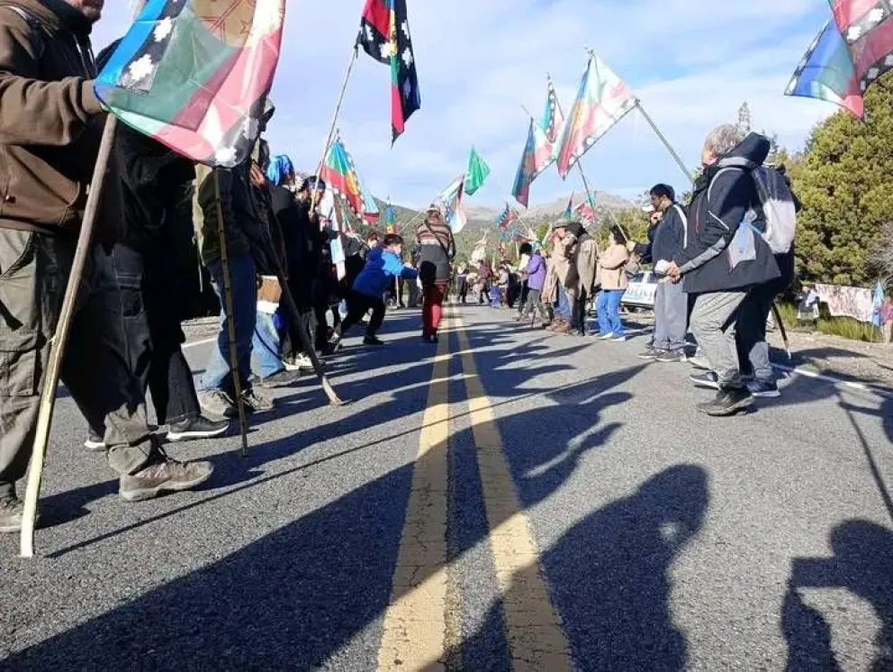 Fuerte movilización mapuche para frenar el desalojo de los lof Kinxikew y Melo