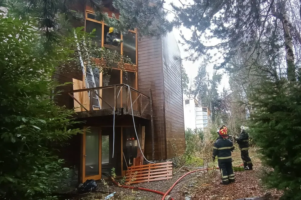 Bomberos controlaron un incendio de una vivienda de Lomas del Correntoso