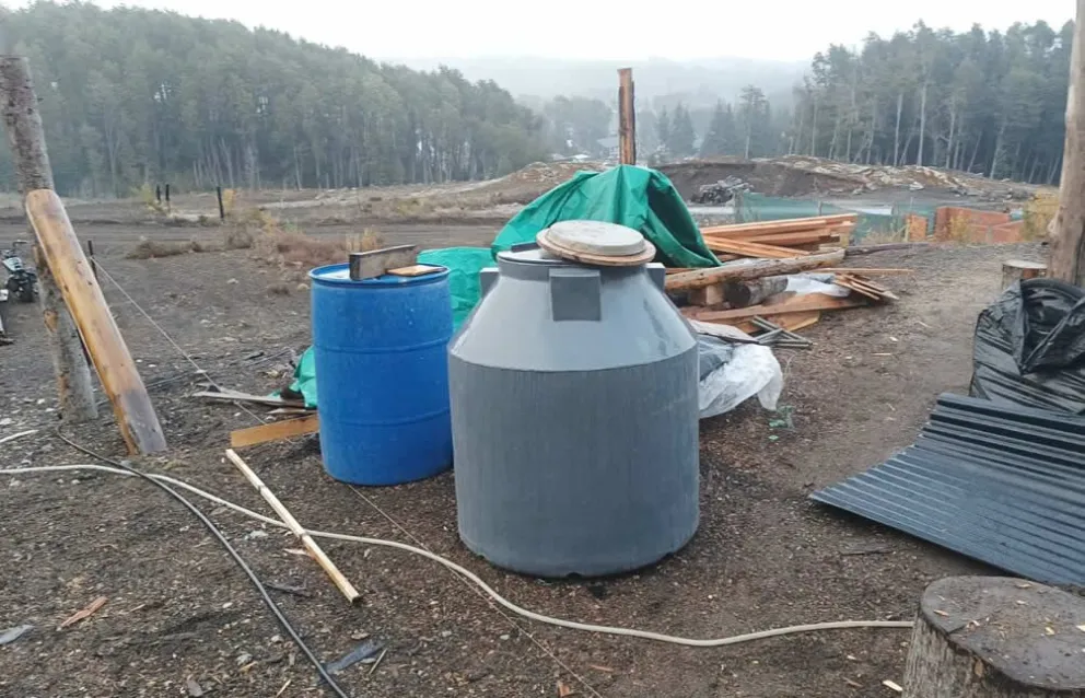 Ante la falta de respuesta estatal, los propios vecinos del Macrolote 6 construyen la red de agua