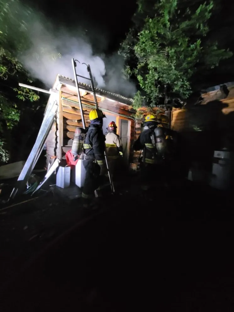 Incendio en una vivienda de Topa Topa: vecinos y bomberos evitaron una tragedia mayor