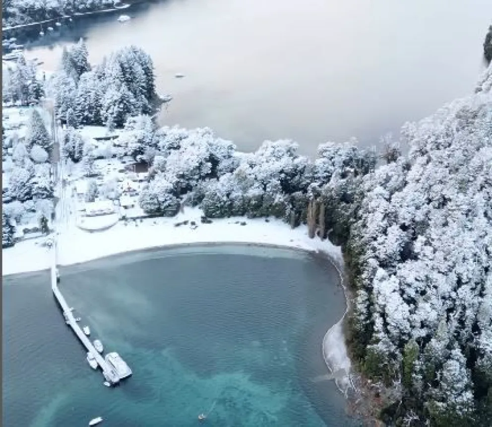 "De punta en blanco": así amaneció hoy Villa la Angostura (Videos)