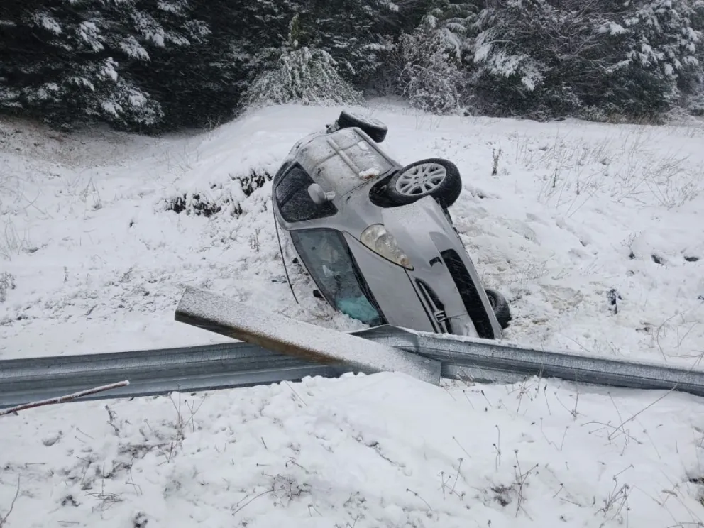 Vuelco en la Ruta 40, cerca de Pichi Traful: solo se registraron daños materiales 