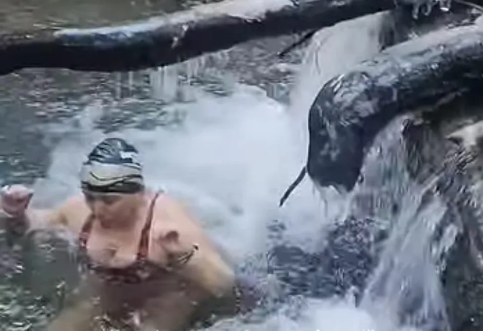 Nadadores entrenan en arroyos de deshielo para participar en una competencia (video)
