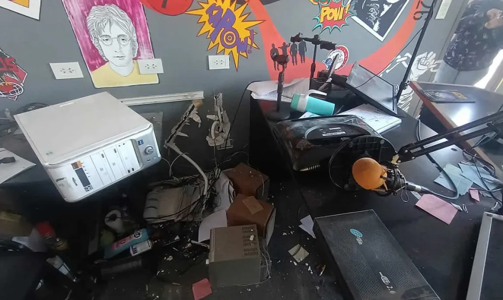 Robaron equipos y provocaron destrozos en FM Andina