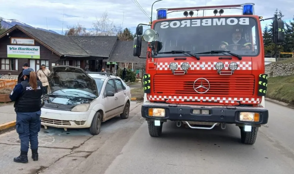 Principio de incendio en un vehículo fue rápidamente controlado por bomberos voluntarios