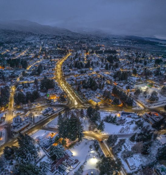 ASÍ DE ESPECTACULAR ES VILLA LA ANGOSTURA DESDE EL AIRE (FOTOS DIEGO MEIER)