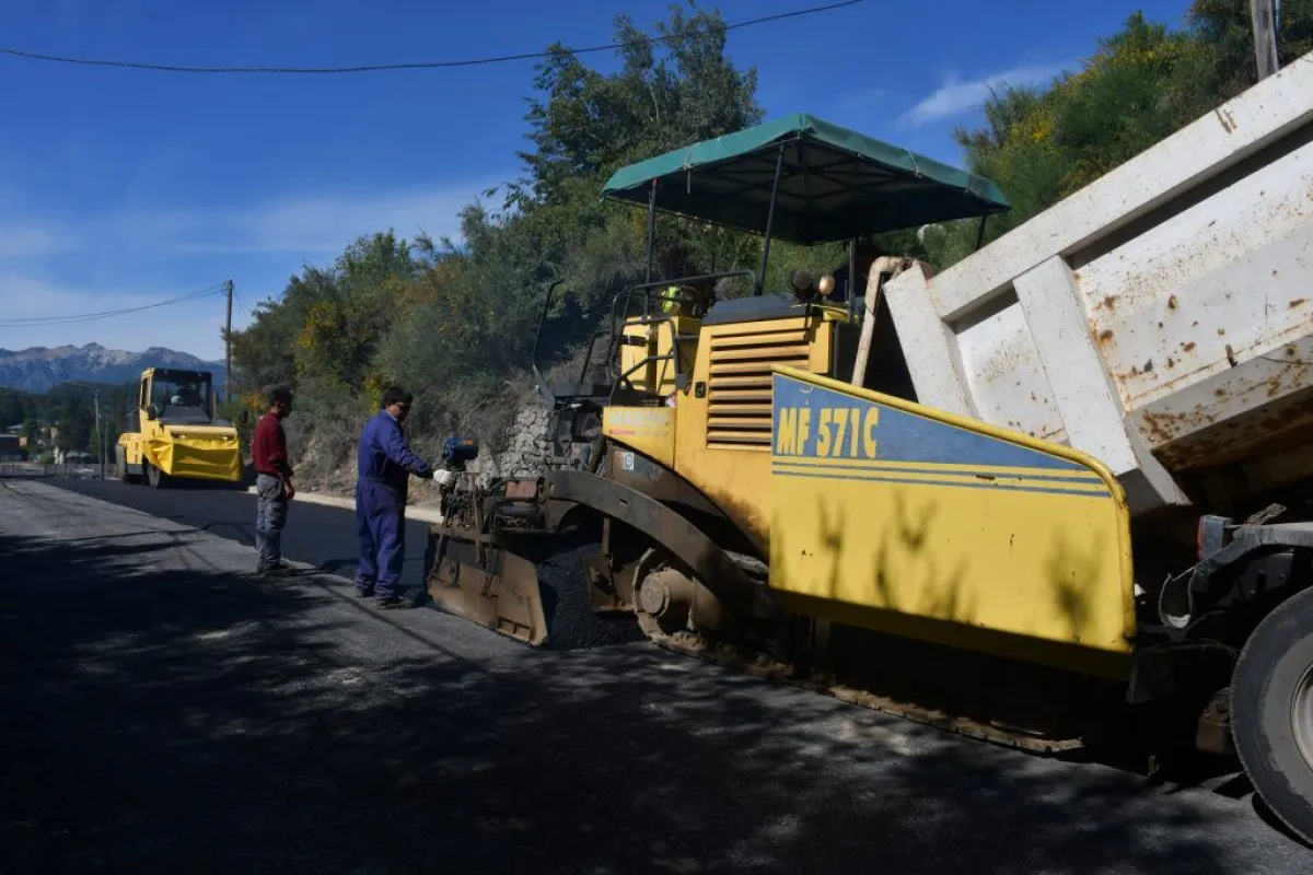 Avanzan las obras de asfalto en el barrio El Mallín | DiarioAndino